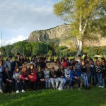 Immagine di un gruppo di alunni nel parco della Villa Airoldi a Palermo