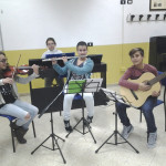 FOto di quattro alunni della scuola con gli strumenti