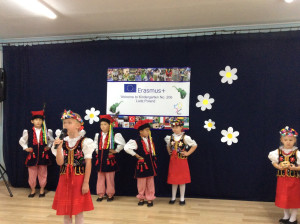 Alunni impegnati in coreografie con costumi tipici - Erasmus+ NLK